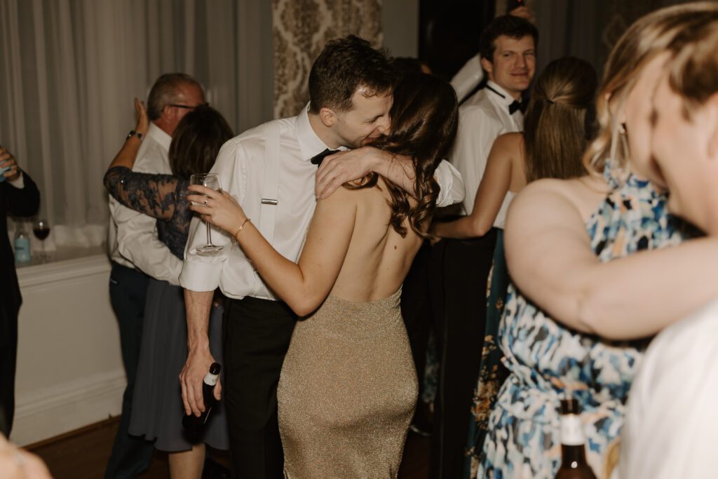 guests-dancing-to-live-band-at-wedding-reception