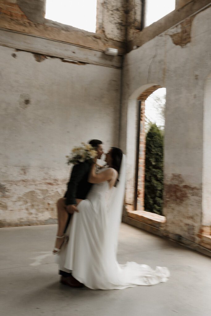 motion-blur-wedding-couple-dip-kiss