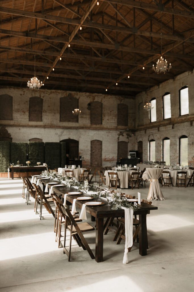 romantic-neutral-wedding-tablescape-at-the-historic-north-carolina-wedding-venue