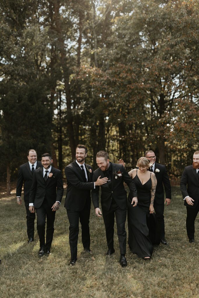 outdoor-groomsmen-photos-in-all-black