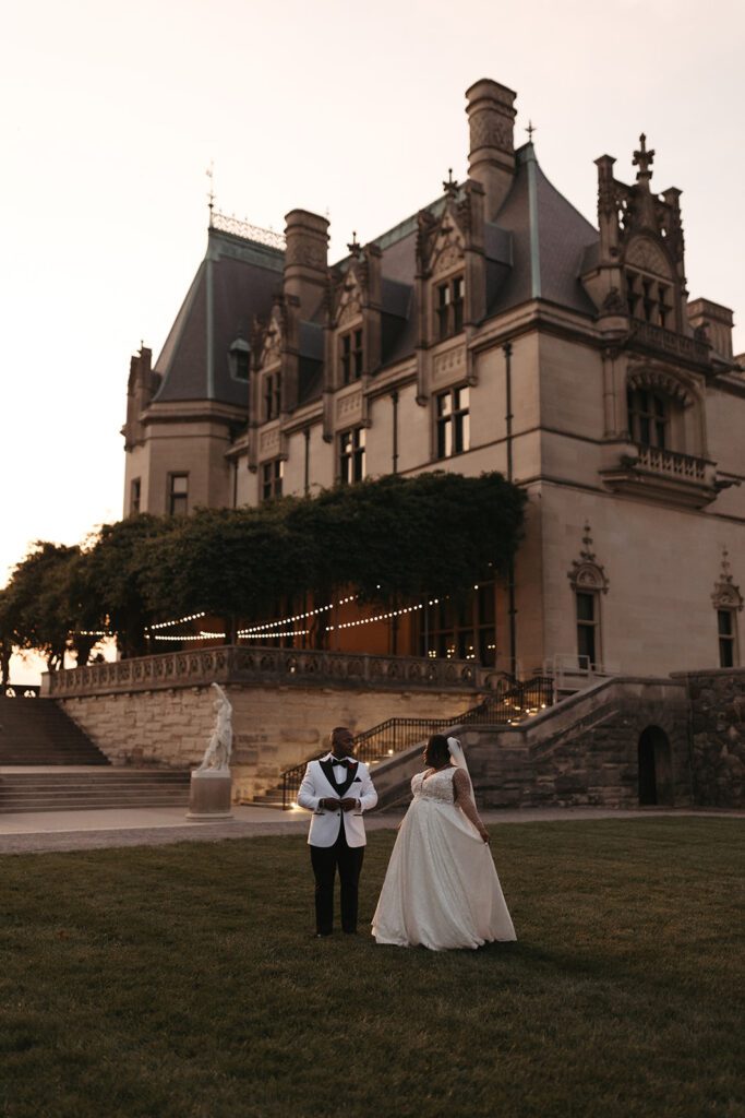 Documentary style wedding photos on the Italian garden of the Biltmore estate 